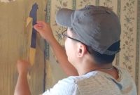 Strip Old Wallpaper Easily with Hot Water and a Sponge