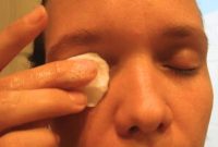 Make Your Own Gentle Eye Makeup Remover at Home