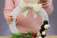 Create A Rustic Cardboard And Yarn Christmas Wreath