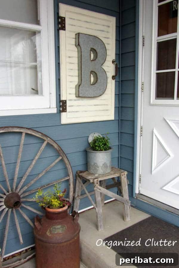Monogram initial on shutter