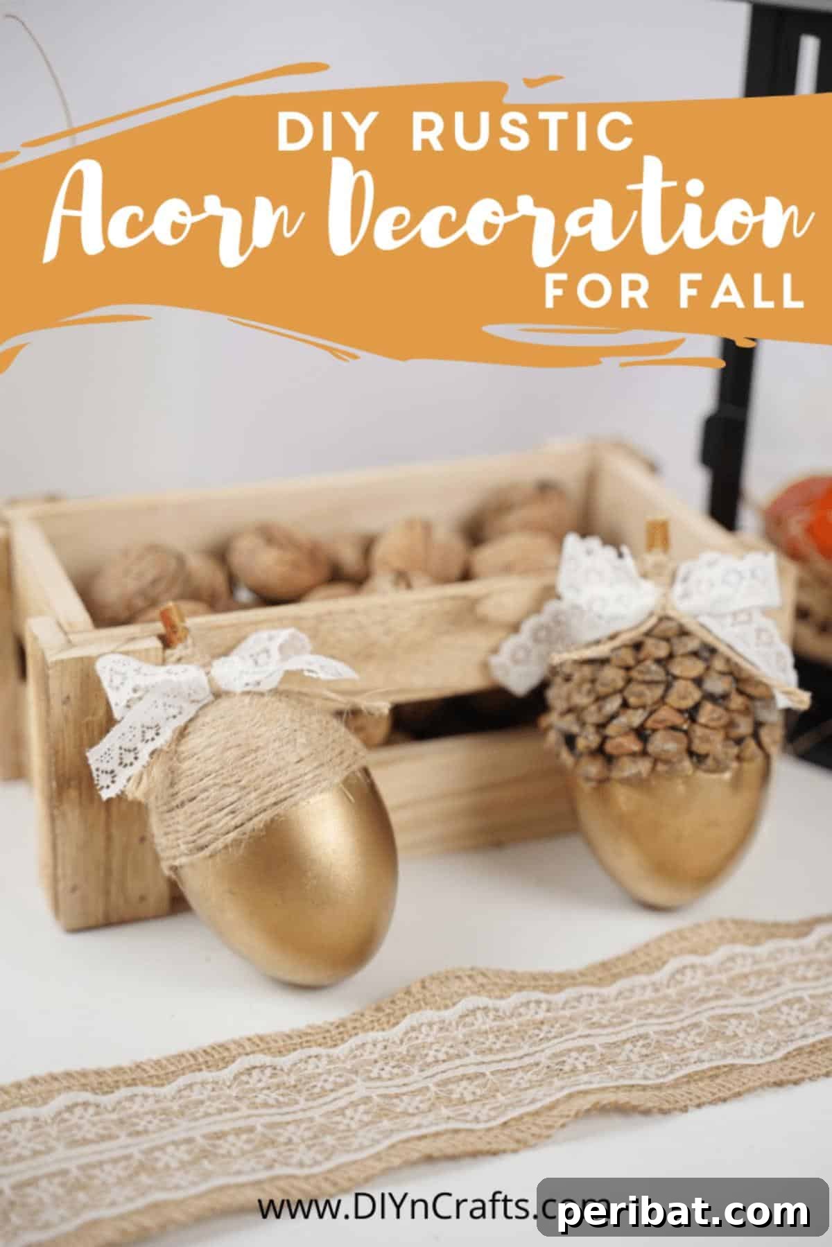 Atık Plastik Yumurtalardan Sonbahar Meşe Palamudu Yapımı 2 Shimmering golden decorative acorns for fall decor, perfectly crafted for an elegant touch.