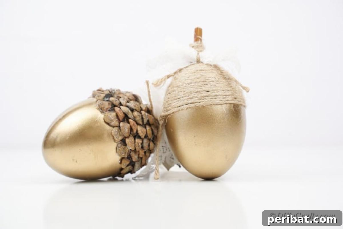 Atık Plastik Yumurtalardan Sonbahar Meşe Palamudu Yapımı 4 A charming pair of golden craft acorns, handcrafted for elegant autumn decoration.