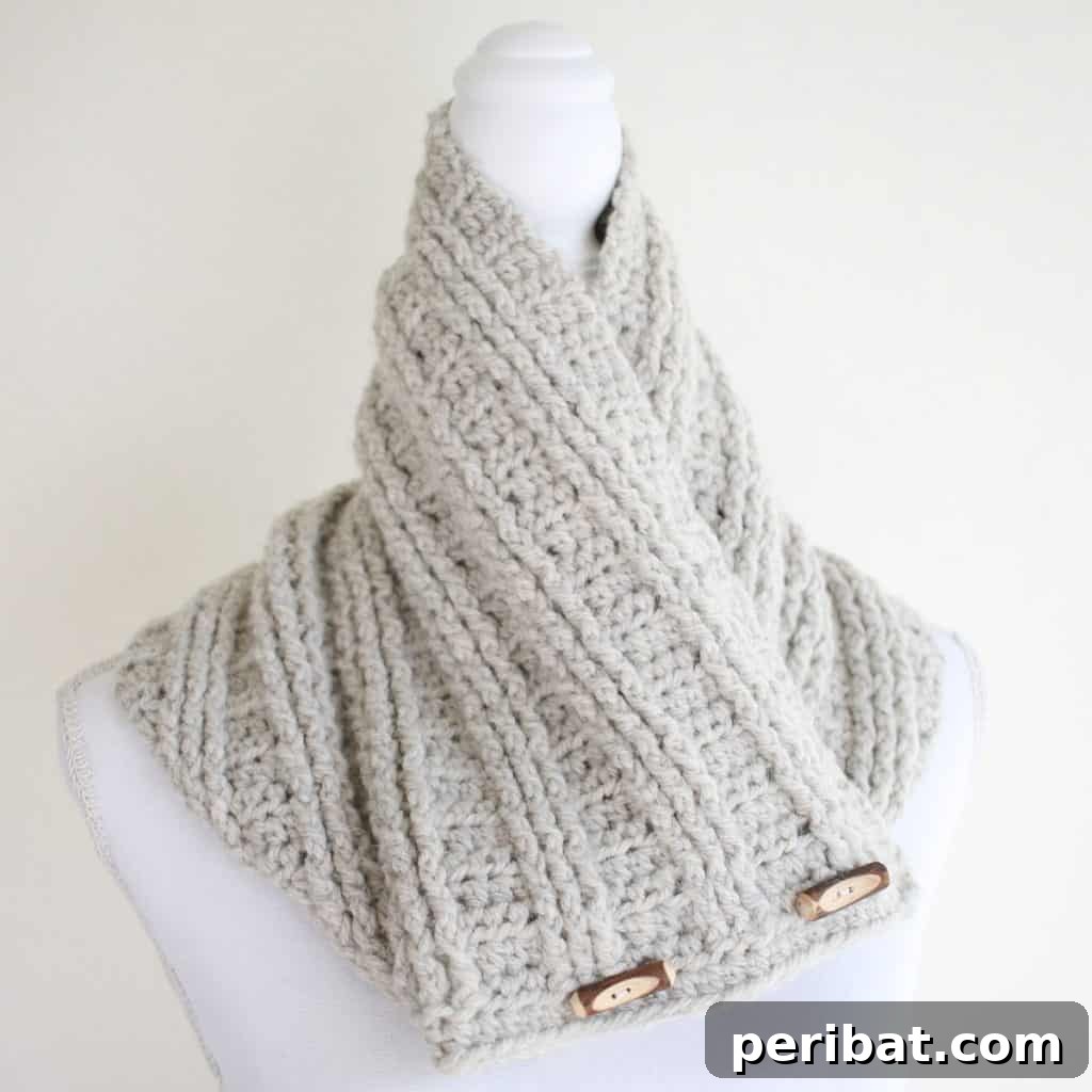 45 Handmade Gifts Women Will Adore 30 Cowl with toggles