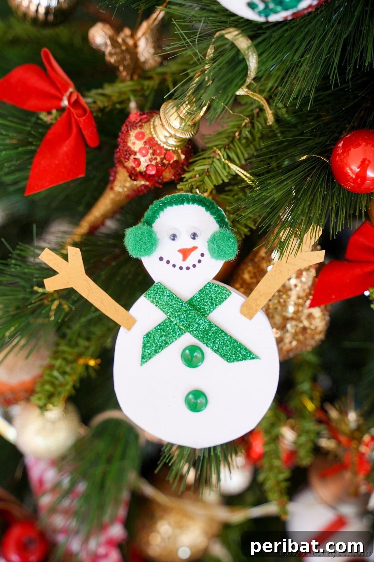 Simple Snowman Christmas Card Craft for Children 4 paper snowman on Christmas tree