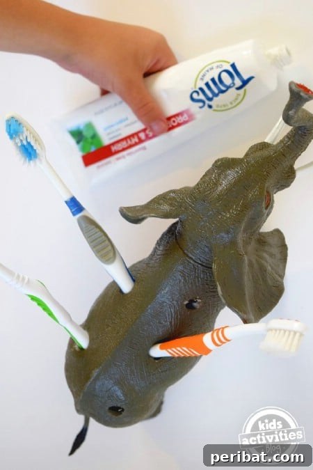 Minik Oyuncakların Büyük Dönüşümü: 25 Yaratıcı Yeniden Kullanım Projesi 21 Toothbrush Holder