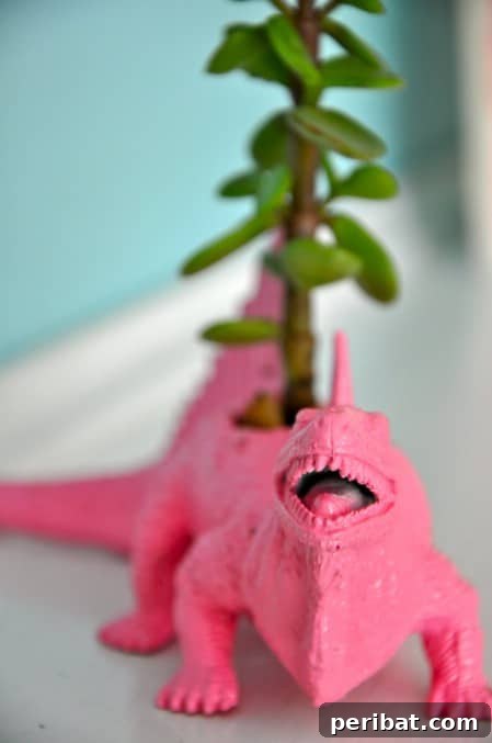 Minik Oyuncakların Büyük Dönüşümü: 25 Yaratıcı Yeniden Kullanım Projesi 26 Plastic Planter
