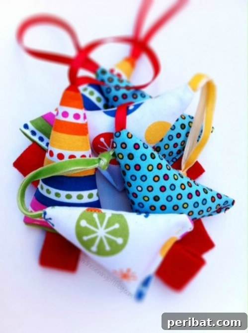 Parça Kumaşlardan Muhteşem Projeler: 100'den Fazla Yaratıcı Değerlendirme Fikri 56 DIY Fabric Scrap Mini Christmas Tree Ornaments
