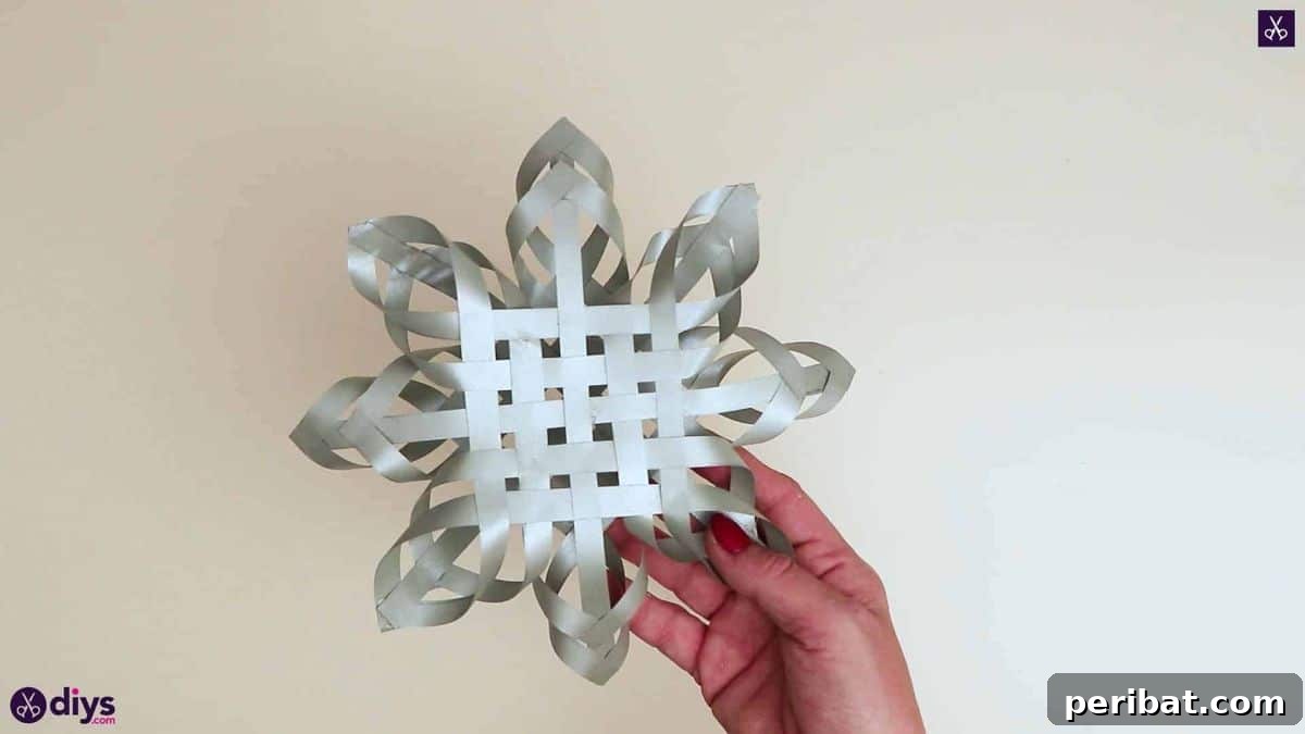 Papercrafted Christmas: A Treasury of DIY Decor Ideas 27 DIY Paper Star Decor For Christmas Tree