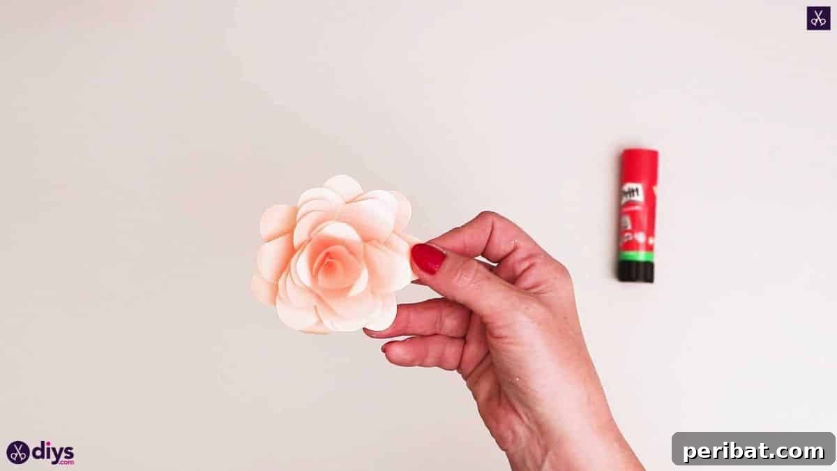 Papercrafted Christmas: A Treasury of DIY Decor Ideas 49 Real-Looking Christmas Paper Roses