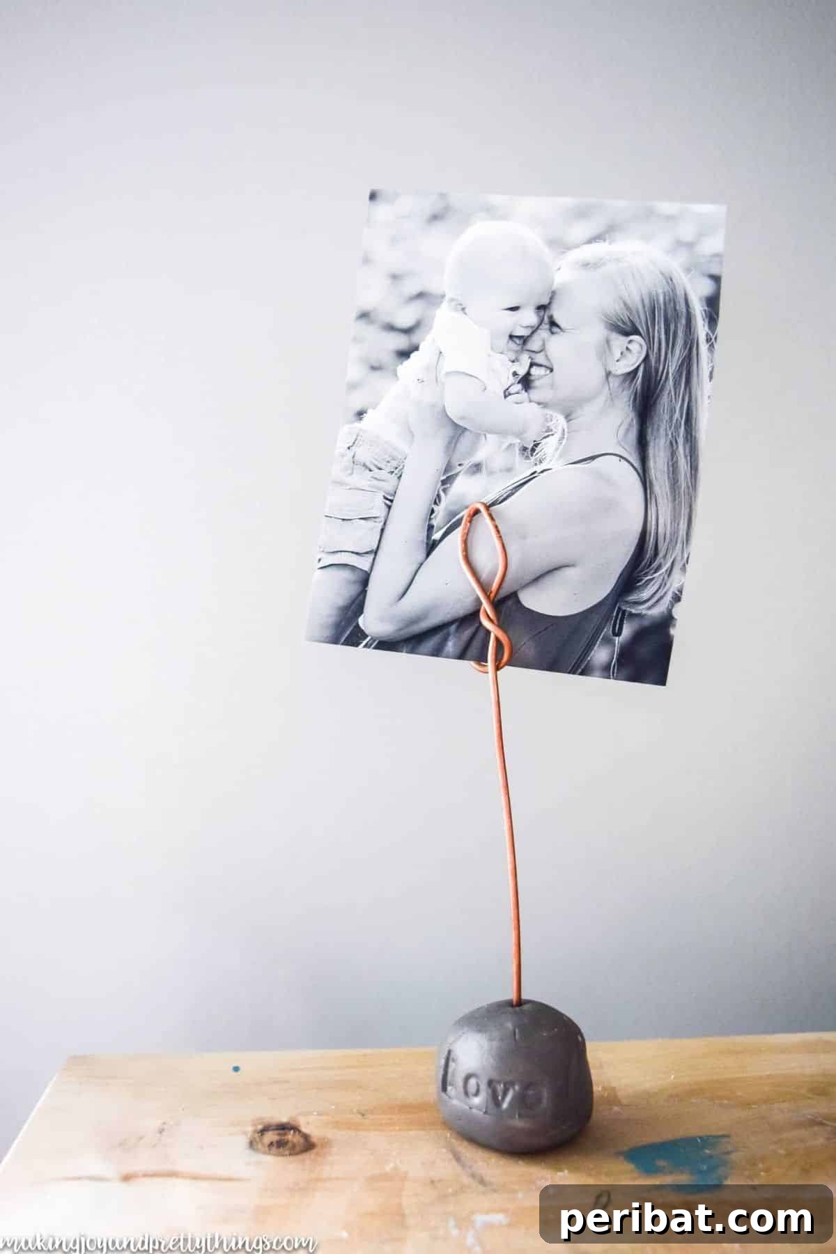 Unleash Your Creativity 50 Personalized DIY Gifts 48 DIY Wire Photo Holder