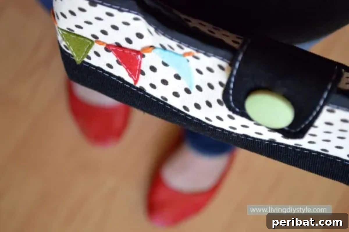 39 Stylish and Adorable DIY Purse Ideas 20 DIY Clutch Purse with Garland