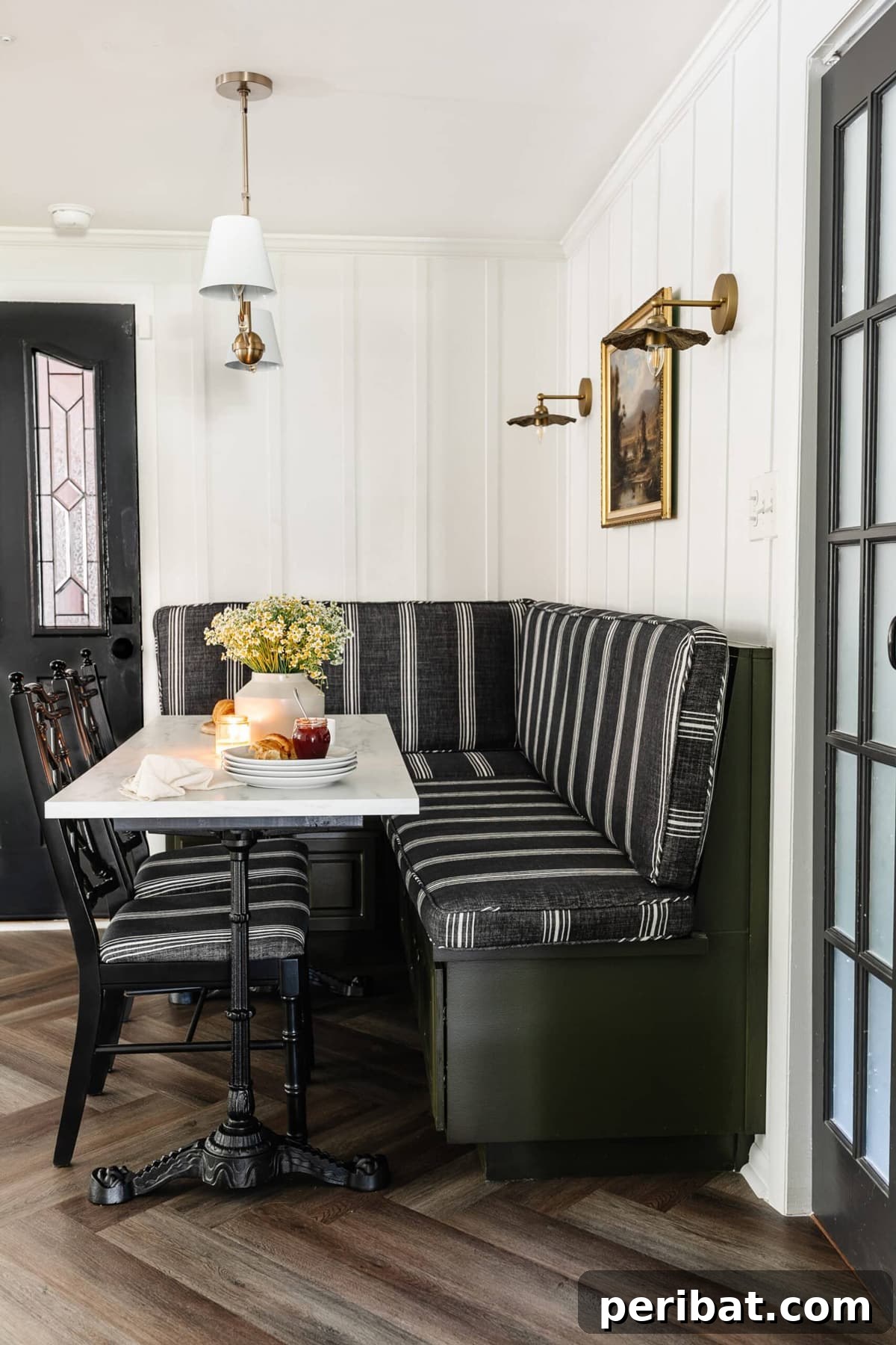 Craft Your Perfect Breakfast Corner 17 cozy breakfast nook black
