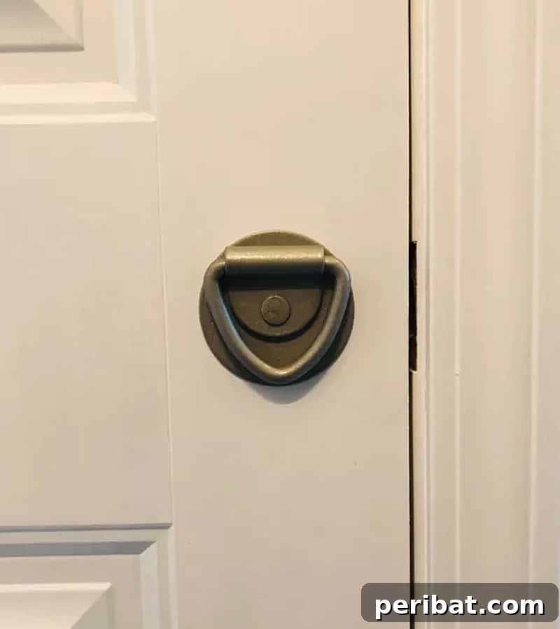 A simple door handle in bronze color, ready for a cozy crochet cover.