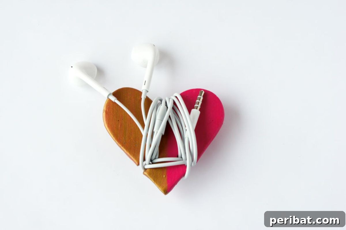 DIY heart-shaped cord wrap, headphone organizer, practical handmade gift for girlfriend