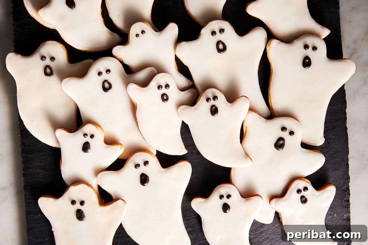 42 Spooktacular DIY Halloween Cookie Treats 20 Spooky ghost cookies with simple faces