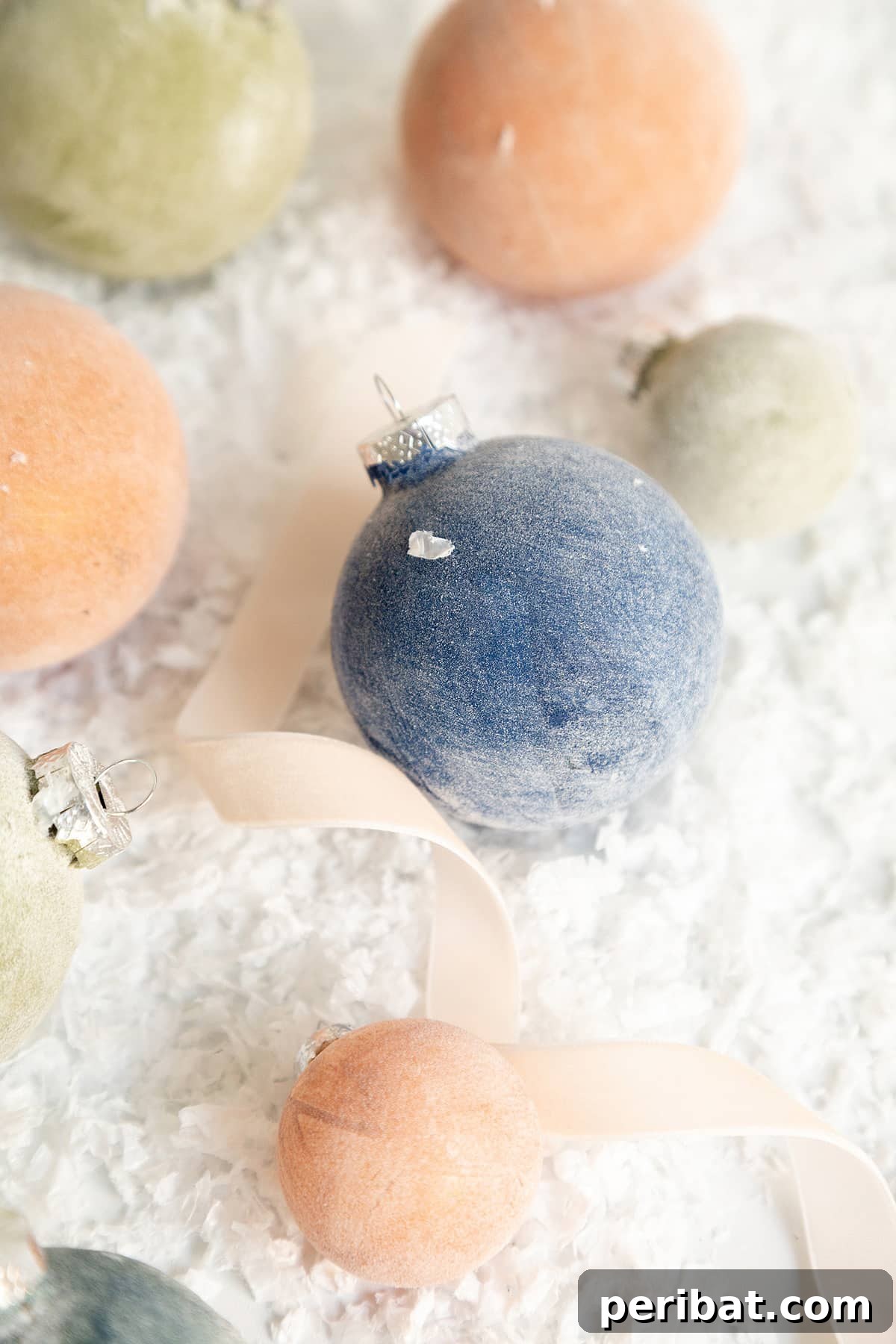 Simple DIY Ideas for Grown-Ups 50 Projects 40 velvet-inspired ornaments