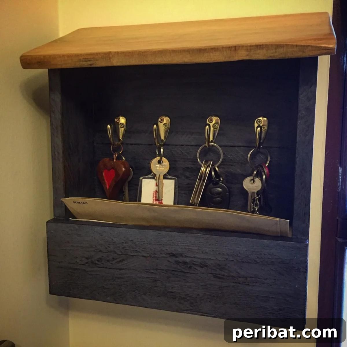 47 Clever DIY Key Holder and Organizer Projects 3 DIY Pallet Wood Key Holder