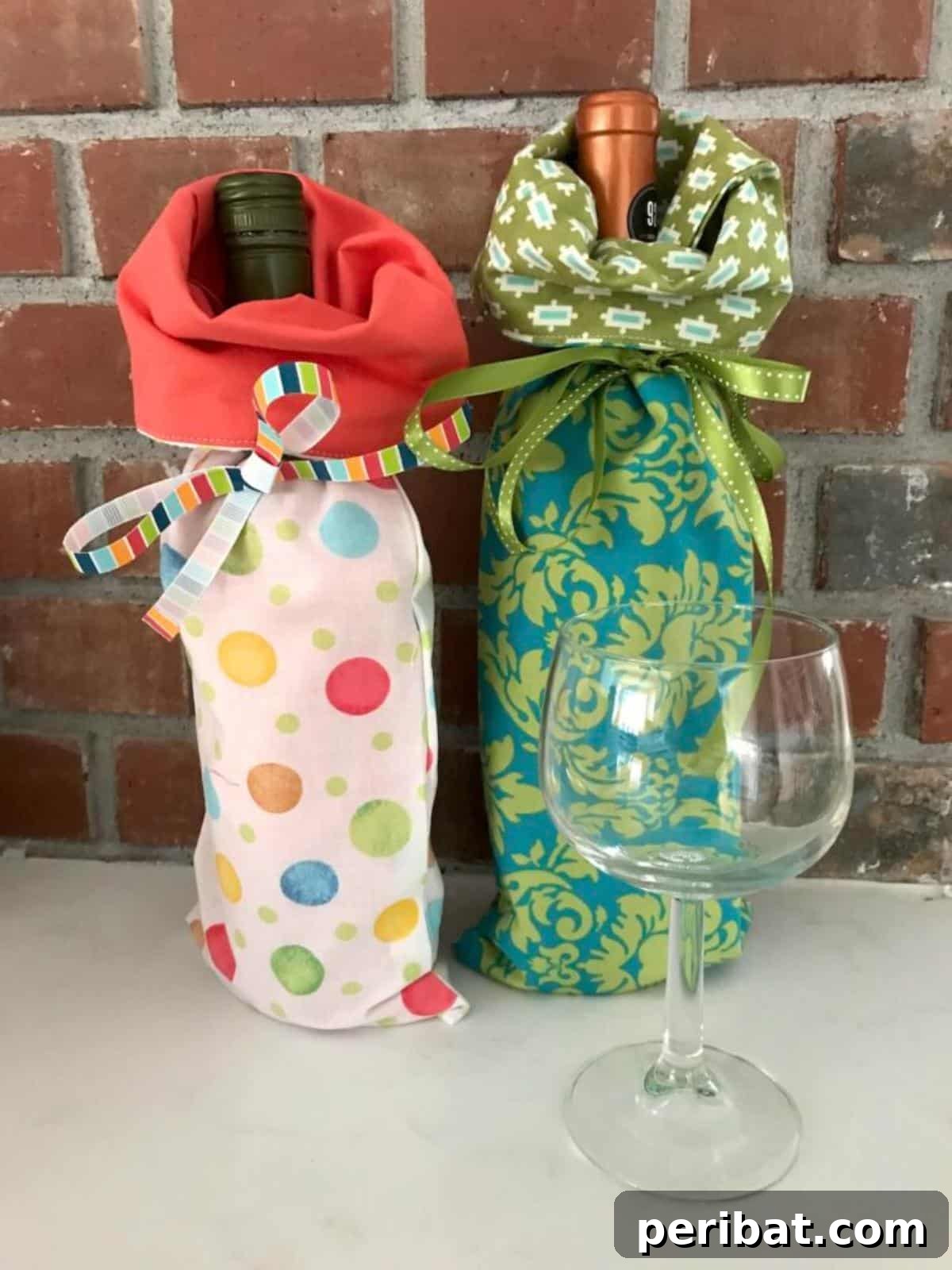 22 Creative DIY Wine Gift Bags 4 DIY Fabric Wine Bags - perfect for using up fabric scraps and personalizing gifts.