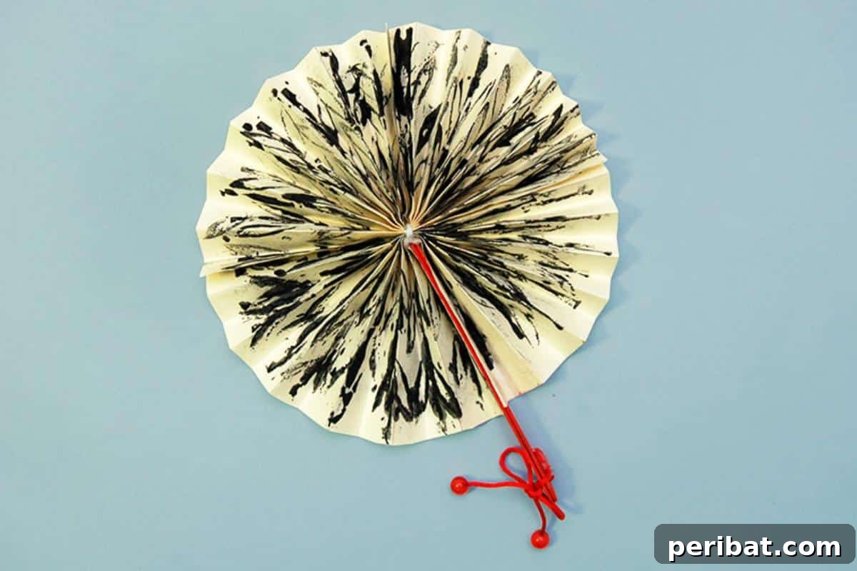 24 Creative DIY Paper Fan Projects 19 A guide on how to make an elegant Asian folding fan, offering various shapes and designs suitable for hand fans or cultural decorations.
