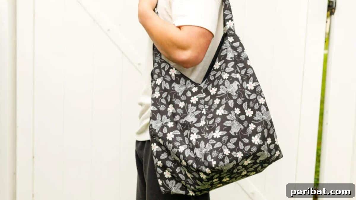 An elegant and versatile square bag, featuring a minimalist Japanese-inspired design, suitable for various occasions.