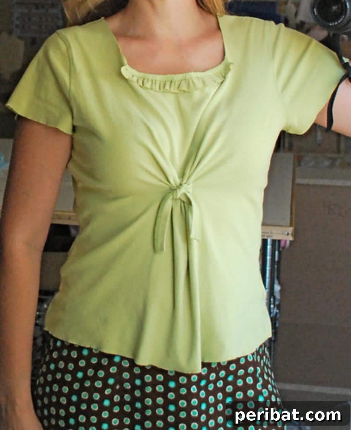 39 Stylish Blouse Sewing Projects 26 DIY T-Shirt Twist