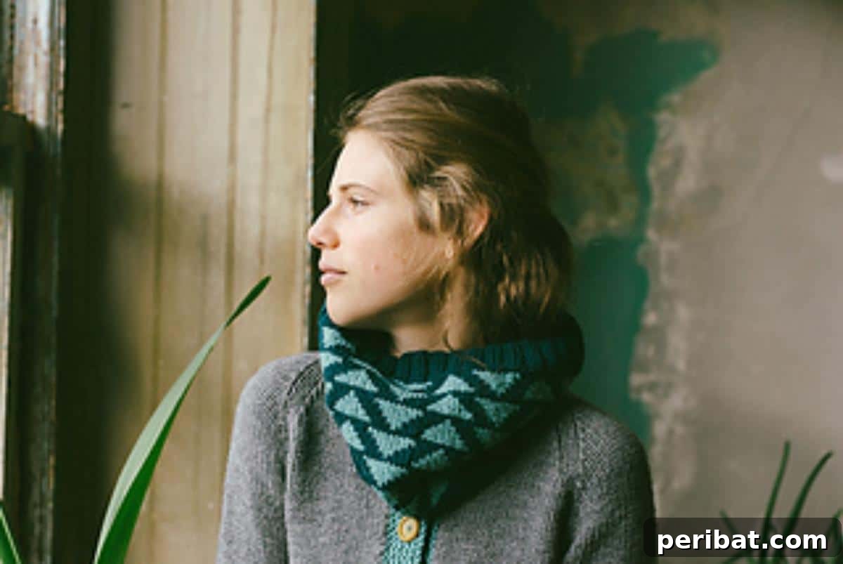 Dessau Cowl Colorwork featuring a geometric pattern in two contrasting colors