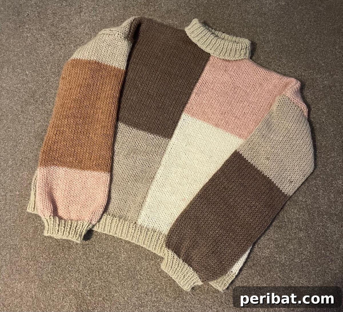 29 Inspiring Circular Knitting Designs 29 A stylish Women’s Turtleneck Jumper, demonstrating its versatile design which can be customized with one color, multiple colors, or cake yarn, perfect for mixing and matching.