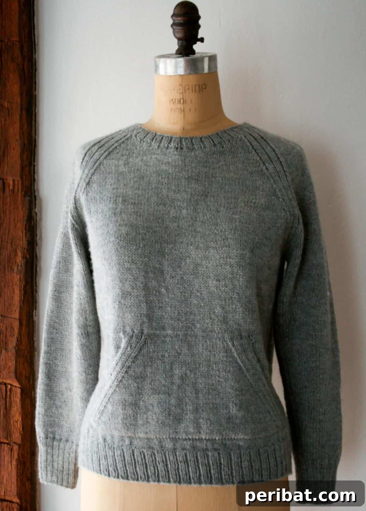 Sweatshirt Sweater, a timeless knit with a v-neck and pockets.