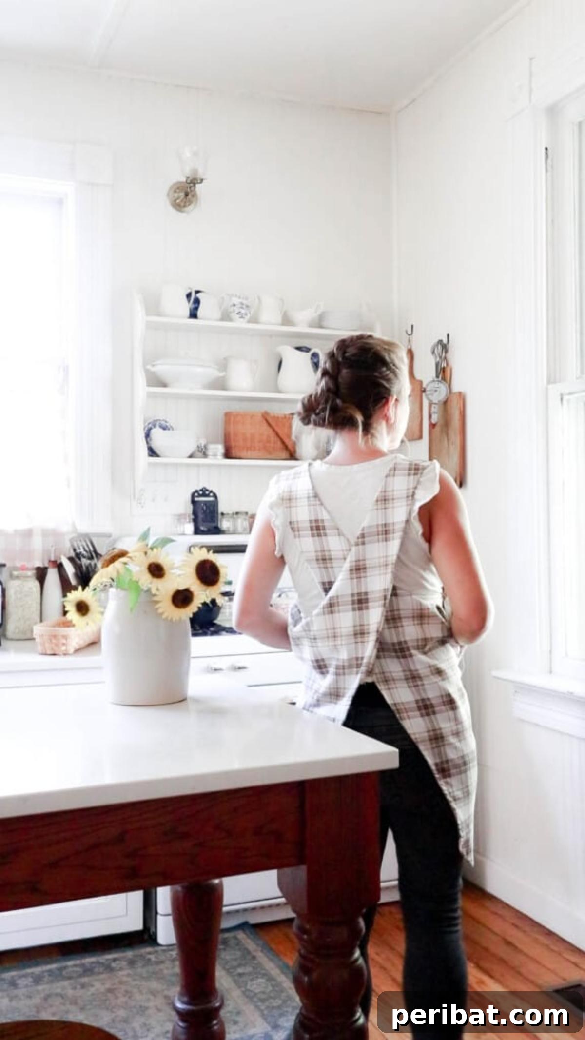 Stylish Japanese apron with cross-back straps and convenient pockets.