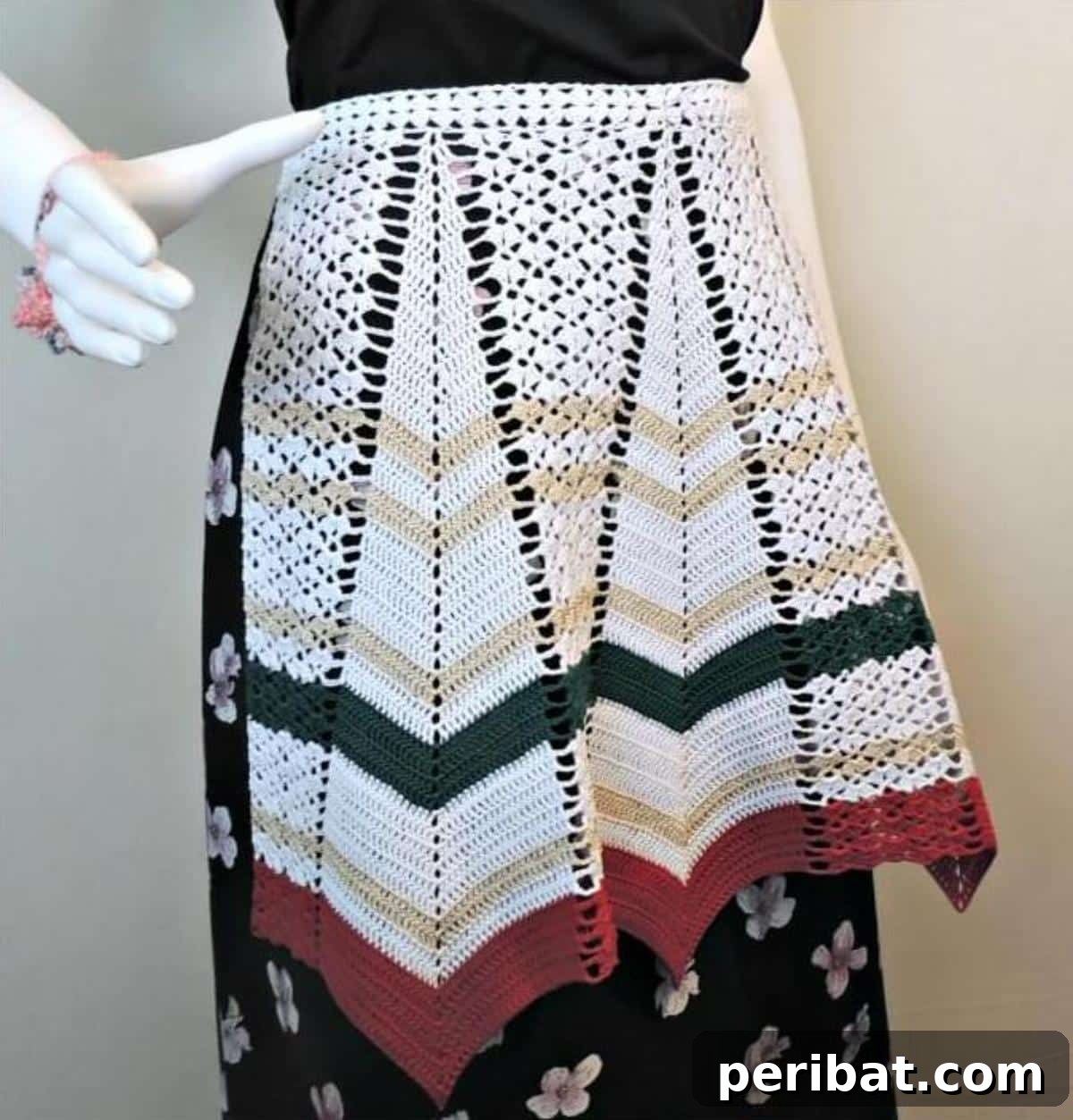 Heirloom Crochet: 40 Timeless Patterns 31 Festive Christmas in July Cal Vintage Crochet Apron, a charming holiday-themed design perfect for adding merry cheer to cooking and baking, regardless of the season.