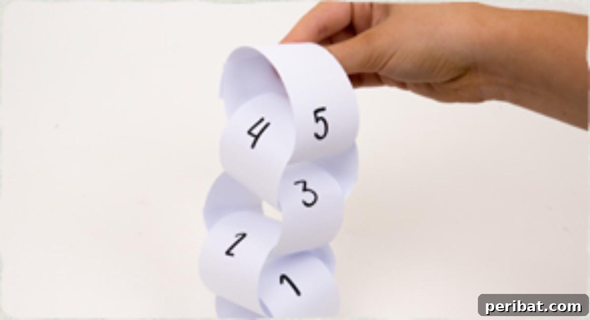 Craft Your Way to Christmas: 30 Paper Chain Countdown Projects 13 A customizable Christmas paper chain countdown with unique daily delights.