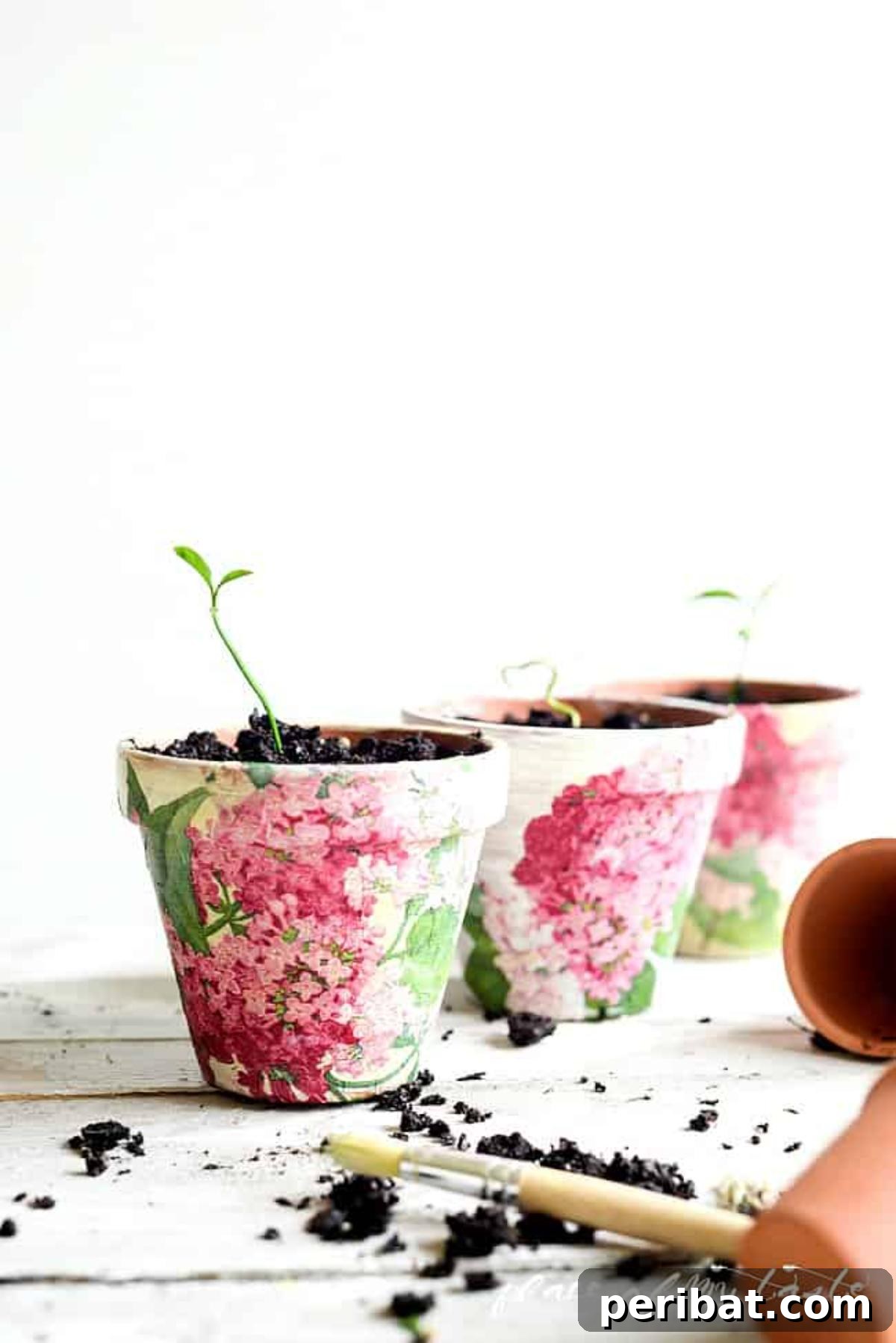 40 Creative Flower Pot Projects 36 Artfully decoupaged terra cotta pots, decorated with beautiful paper designs and patterns, suitable for any style.