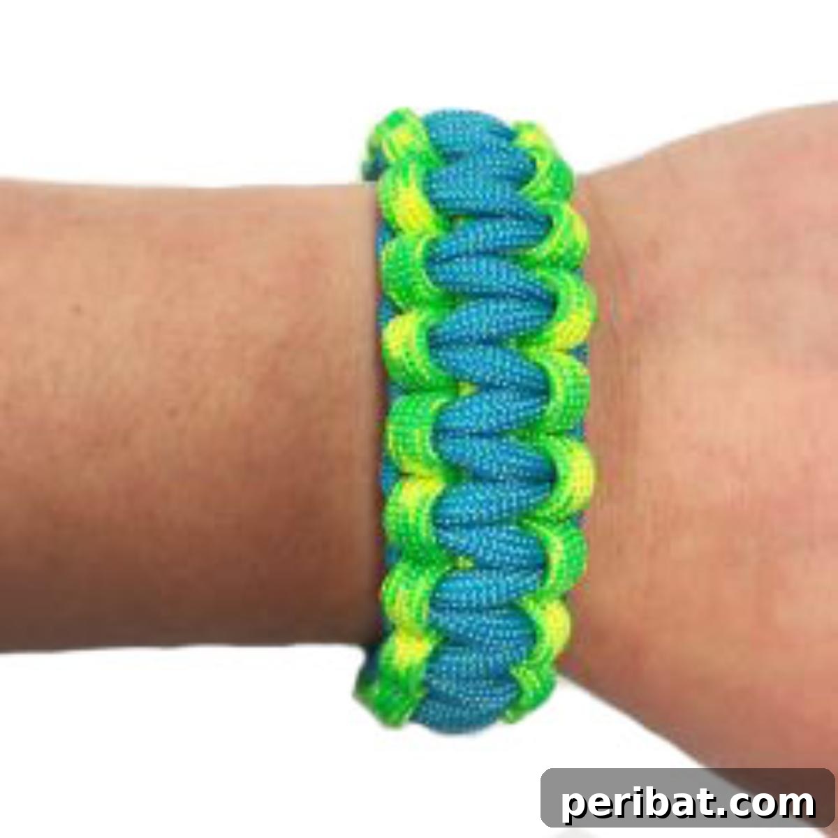 Crafting with Paracord: DIY Ideas and Projects 20 Striking Two-Color Cobra Weave Paracord Bracelet.