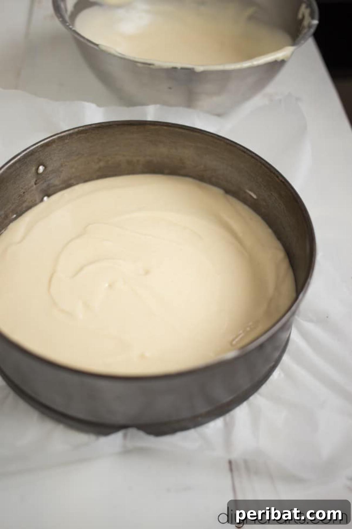 Hem Şirin Hem Lezzetli Paskalya Tavşanı Pastası Tarifi 4 A close-up view of the cake batter being expertly mixed in a large bowl. All ingredients are thoroughly combined, ensuring a smooth and consistent base for the delicious homemade Easter Bunny Cake.