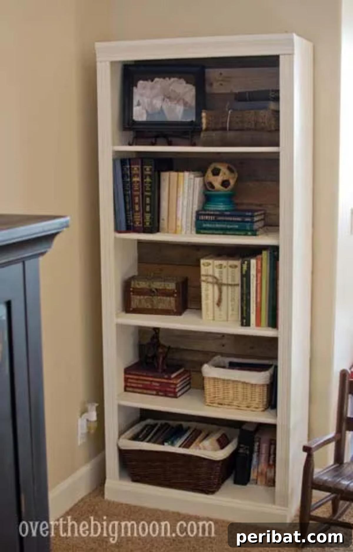 Unlock Value: 60 Furniture Makeover DIYs & Smart Negotiation Strategies 27 DIY Pallet Backed Bookshelf