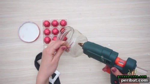 5 Frugal & Festive Christmas Jar Decorations 17 Step 1: Apply a thin line of hot glue around a squat glass jar.