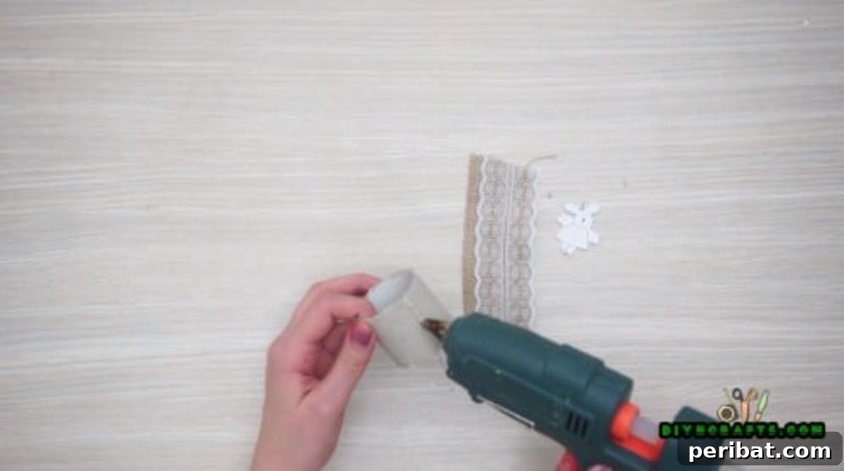 Instant Holiday Glam: 5 Napkin Rings in Less Than 2 Mins 14 Applying Burlap and Lace to Napkin Ring