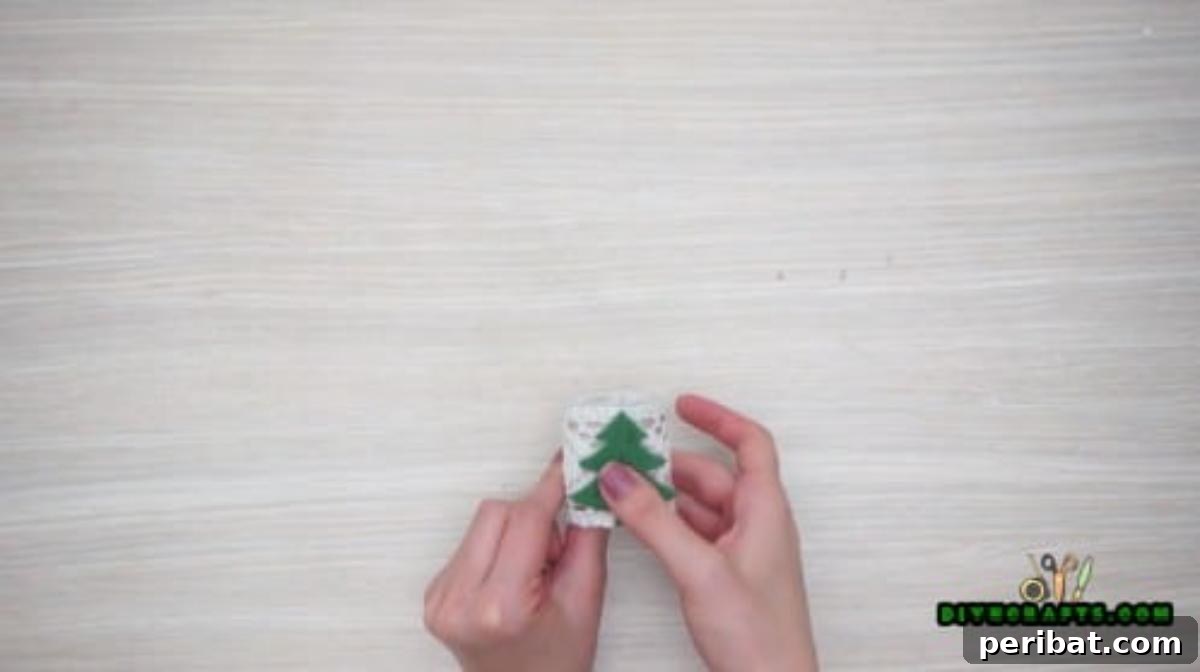 Instant Holiday Glam: 5 Napkin Rings in Less Than 2 Mins 27 Attaching Christmas Tree to Lace Napkin Ring