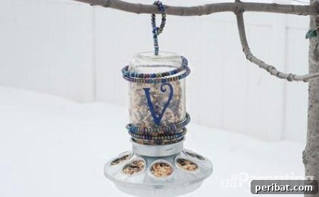 23 Kolay Yemlik Fikriyle Bahçenizi Kuşlarla Şenlendirin 18 Monogramed Jar Feeder - 23 DIY Birdfeeders That Will Fill Your Garden With Birds