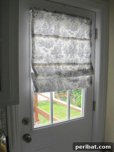 35+ Ingenious No-Sew Craft Ideas 22 Elegant DIY Roman shade, made without sewing from a mini-blind and fabric