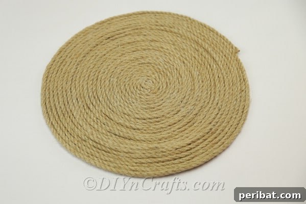 Evine Pottery Barn Dokunuşu: El Yapımı Jüt Amerikan Servisleri 12 A finished DIY rope placemat showcasing its rustic texture