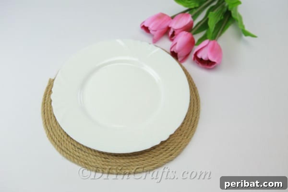 Evine Pottery Barn Dokunuşu: El Yapımı Jüt Amerikan Servisleri 3 Rustic rope placemat with a white plate and green accents