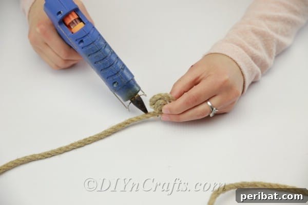 Evine Pottery Barn Dokunuşu: El Yapımı Jüt Amerikan Servisleri 7 Gluing the end of rope together to begin making a circle pattern for a placemat