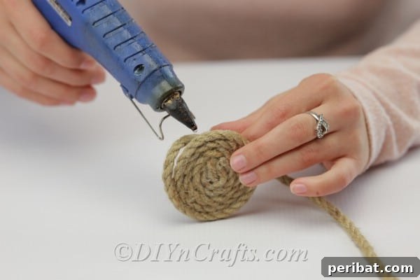 Evine Pottery Barn Dokunuşu: El Yapımı Jüt Amerikan Servisleri 8 Continuing to glue rope together in a spiral to make a placemat