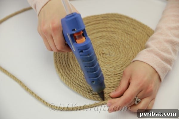 Evine Pottery Barn Dokunuşu: El Yapımı Jüt Amerikan Servisleri 9 Finishing a large circular rope placemat by coiling and gluing