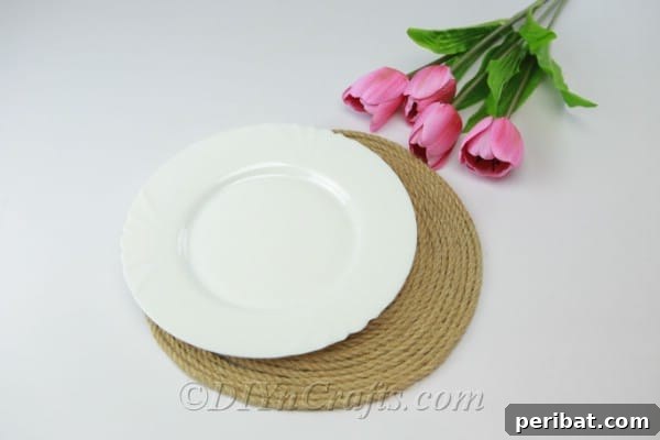 Evine Pottery Barn Dokunuşu: El Yapımı Jüt Amerikan Servisleri 10 Placemat with a white plate positioned to measure the size