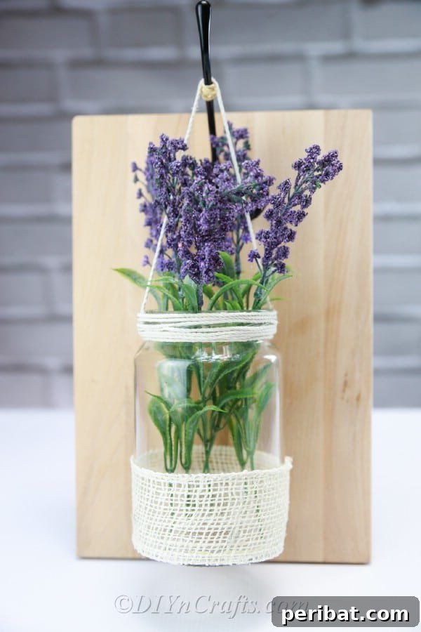 Eski Kavanoza Yeni Hayat: Duvarına Asılan Çiçek Şöleni 18 Finished floral rustic wall decor displaying beautiful lavender.
