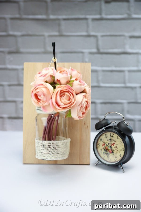 Eski Kavanoza Yeni Hayat: Duvarına Asılan Çiçek Şöleni 19 Floral rustic wall decor featuring elegant roses.