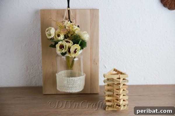 Eski Kavanoza Yeni Hayat: Duvarına Asılan Çiçek Şöleni 20 Versatile rustic wall decor, suitable for hanging or tabletop display.