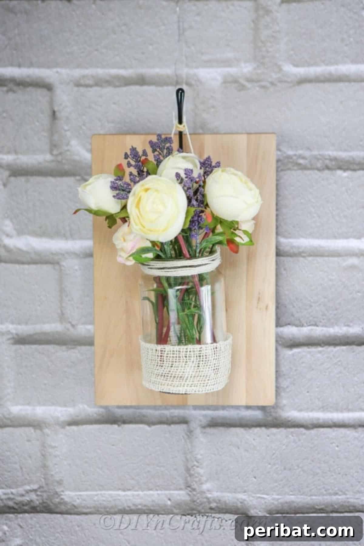 Eski Kavanoza Yeni Hayat: Duvarına Asılan Çiçek Şöleni 5 Beautifully decorated wall featuring a DIY rustic floral wall vase.